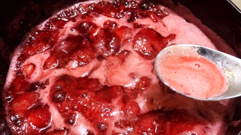 酸甜好吃的草莓酱,等表面的泡沫变细腻后，撇去浮末