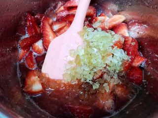 酸甜好吃的草莓酱,加入碎冰糖拌匀