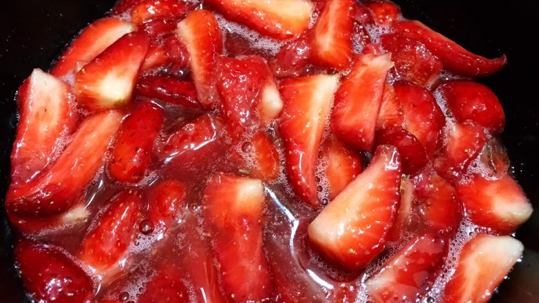 酸甜好吃的草莓酱,把腌制好的草莓倒入无油无水的奶锅里
中小火煮开后转最小火慢慢熬，期间一定要不停的搅拌哦
