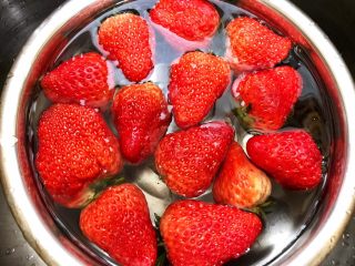 酸甜好吃的草莓酱,选取新鲜的草莓加入少许盐清洗干净后沥干水
