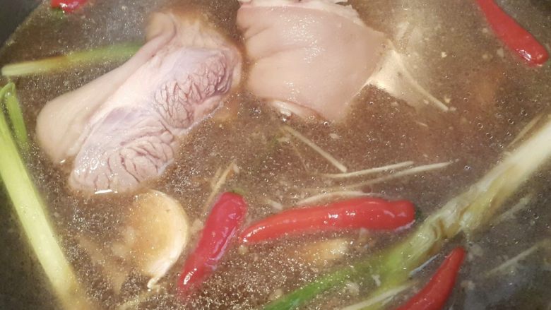 台式醬滷豬腳,將做法1的豬腳先入鍋煎至略上色後
加入所有調味料及適量水
