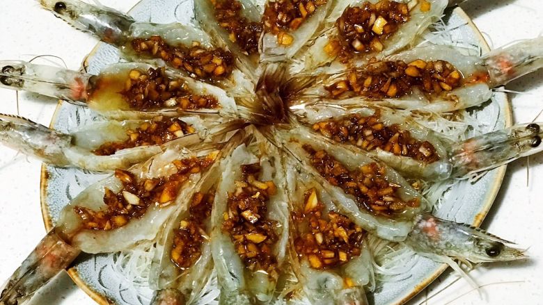 浅湘食光&蒜蓉粉丝虾,将蒜蓉酱勺在虾上，多余酱淋在粉丝