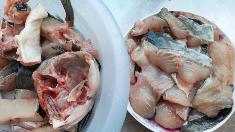 飘香水煮鱼,将鱼洗净，鱼肉切片、鱼头鱼骨切块
