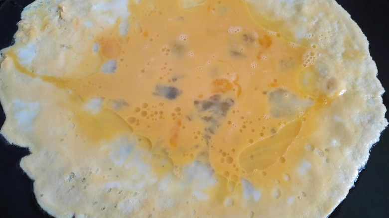 鸭卷鲜,电饼铛上放少许油烧热取适量蛋液摊平