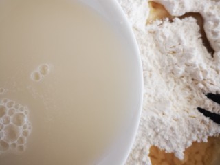 升级版烤白馍,将酵母水倒入面粉碗中