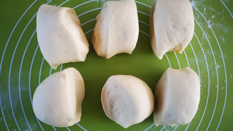 升级版烤白馍,将醒好的面团在揉面垫上揉均排气后分成6个小面团