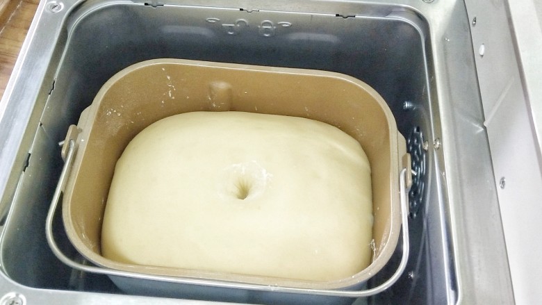椰蓉奶油面包,将其发酵至2.5倍的，用手搓个小孔，不会回缩