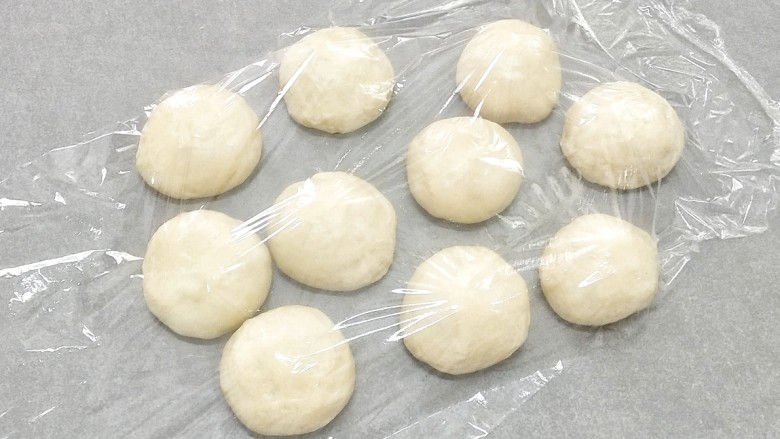 椰蓉奶油面包,把面团平均分成十份多元盖上保鲜膜松弛15分钟。，28×28的烤盘可以做两盘