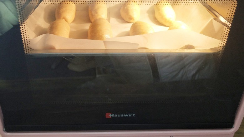 椰蓉奶油面包,把表层喷上一层清水和刷一层蛋液，烤箱预热170°，中层上下温烤25分钟左右，期间加盖锡纸
