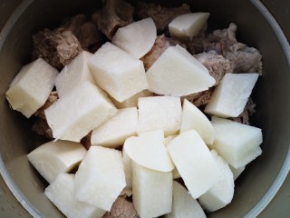 土瓜炖排骨,将土瓜块和姜放入盛有排骨的高压锅中