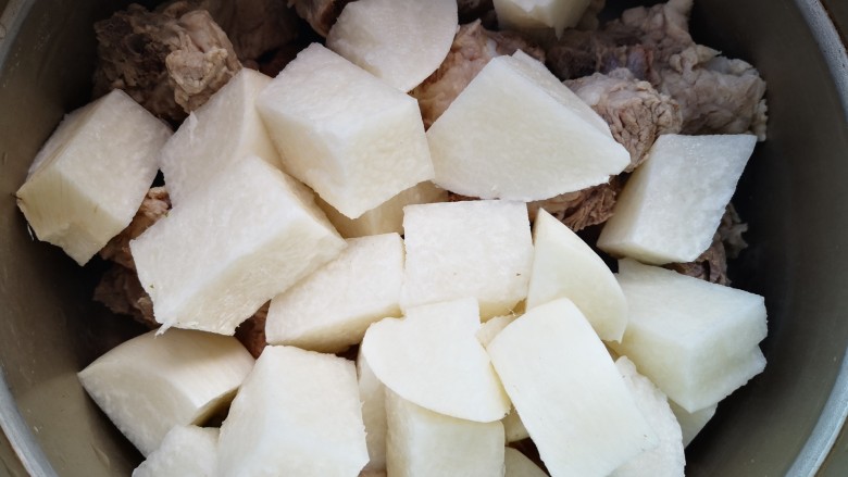 土瓜炖排骨,将土瓜块和姜放入盛有排骨的高压锅中