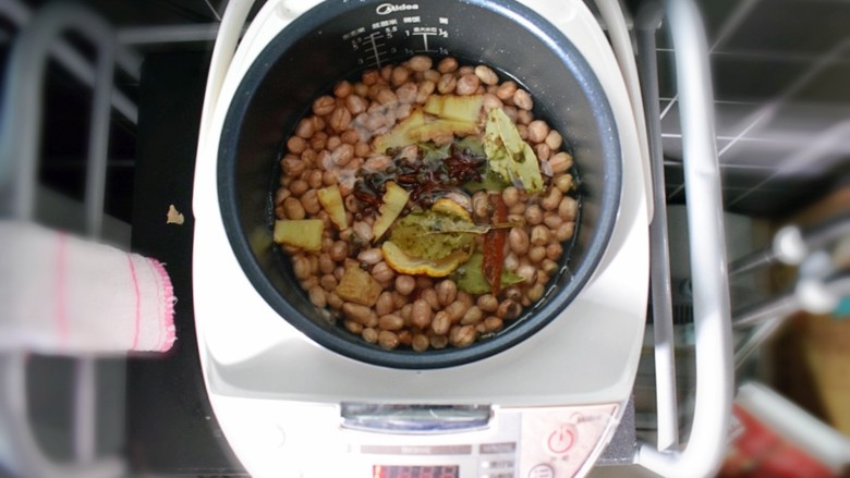 水煮花生米（电饭煲版）,半个小时后，打开电饭煲的煮饭键。