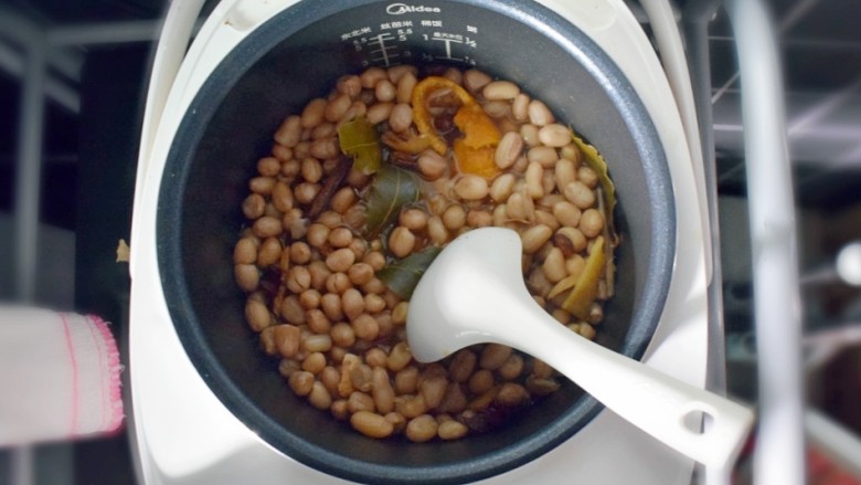 水煮花生米（电饭煲版）,20分钟后，打开盖子，再用勺子搅拌几下。