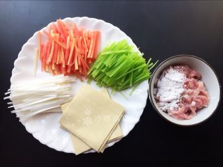 五彩京酱肉丝,将各种配菜切成如图所示，肉丝加入适量淀粉和香油拌匀。