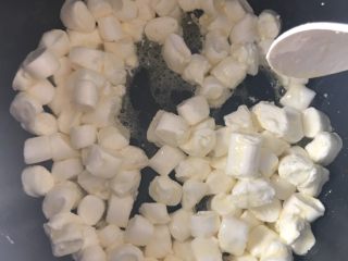 雪花酥（电饭煲版）,继续不停搅拌，等棉花糖没有形状的时候放入奶粉。