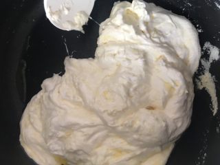 雪花酥（电饭煲版）,把奶粉均匀混合，期间要不停搅拌。