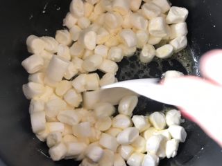 雪花酥（电饭煲版）,放入切好的棉花糖，搅拌搅拌，没有出现粘锅现象噢～