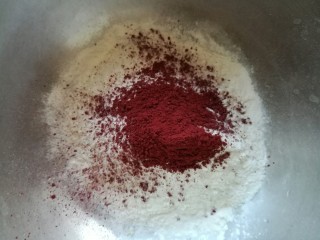花样小兔子馒头,100g面粉加2g红曲米粉搅拌均匀