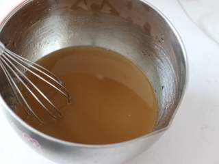 红茶柠檬戚风,1.	水烧开后秤量需要的水量，然后倒入红茶粉，蒙上保鲜膜静置5-10分钟使红茶散发香味。然后加入无味植物油用蛋抽打至乳化

