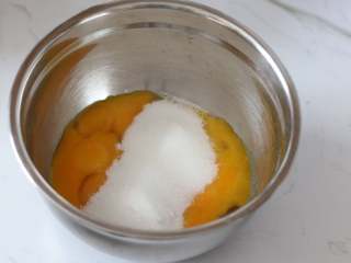 红茶柠檬戚风,3.	蛋黄加入砂糖a，用蛋抽快速打至砂糖融化即可
