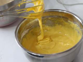 红茶柠檬戚风,拌好的蛋黄面糊状态如图，略浓稠但是可以下落堆叠。
