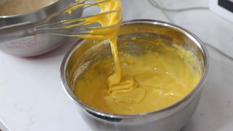 红茶柠檬戚风,拌好的蛋黄面糊状态如图，略浓稠但是可以下落堆叠。

