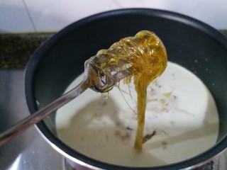 杏仁太妃糖,将奶油 麦芽糖 赤红糖一起放进小锅内小火加热。