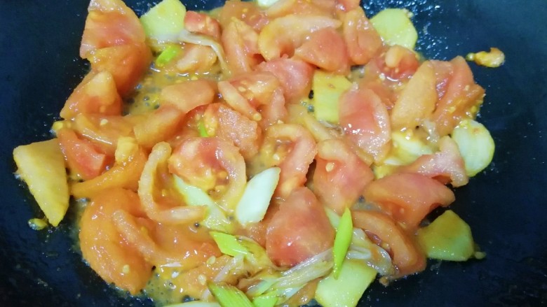 番茄芝士浓汤火锅,翻炒均匀。