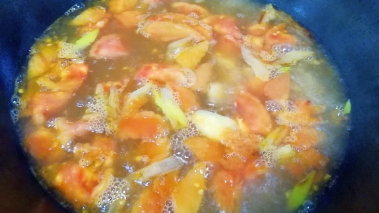 番茄芝士浓汤火锅,加入开水大火烧开，转中火煮至汤汁变浓。