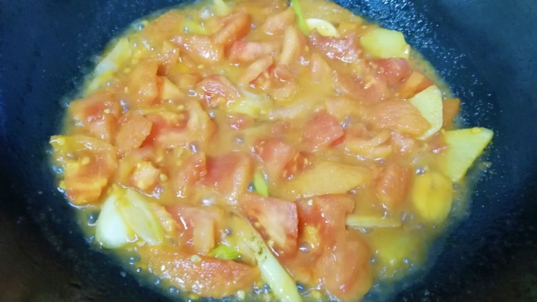番茄芝士浓汤火锅,加一点点开水，小火翻炒至番茄变软炒出汤汁。