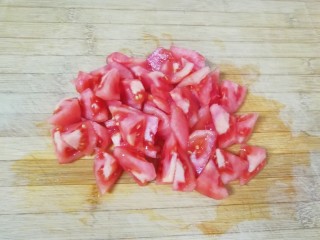 番茄芝士浓汤火锅,番茄洗干净去皮切成小块。