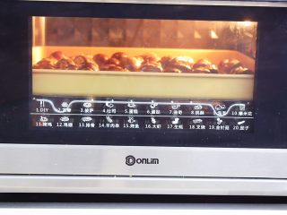 原味烤板栗,放入预热好的烤箱，上下火200度，中层烤20分钟即可