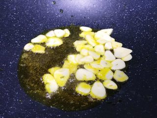 虾皮萝卜丝,锅内热油放入蒜片爆香
