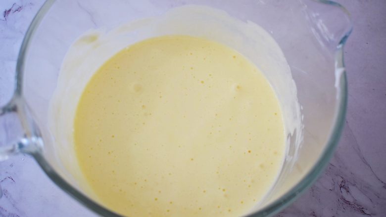 酸奶蛋糕（黄油版）,再倒回蛋白霜中，再次翻拌均匀