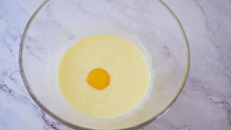 酸奶蛋糕（黄油版）,加入蛋黄，注意一次一个蛋黄，搅拌均匀后再加入另一个蛋黄继续搅拌均匀