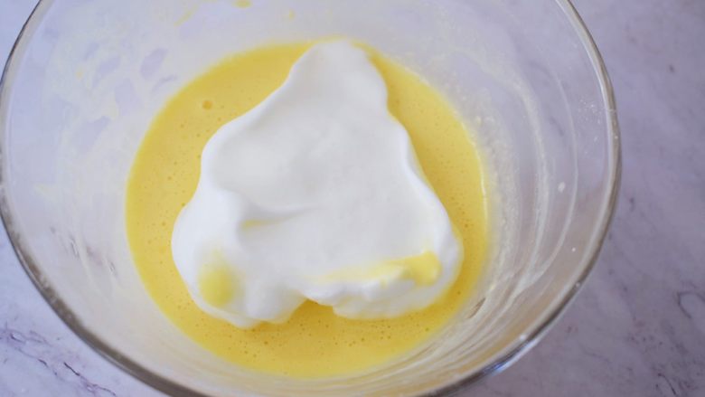 酸奶蛋糕（黄油版）,将三分之一的蛋白霜加入蛋黄中，翻拌均匀