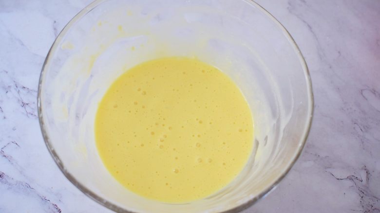 酸奶蛋糕（黄油版）,搅拌均匀，表面无颗粒即可