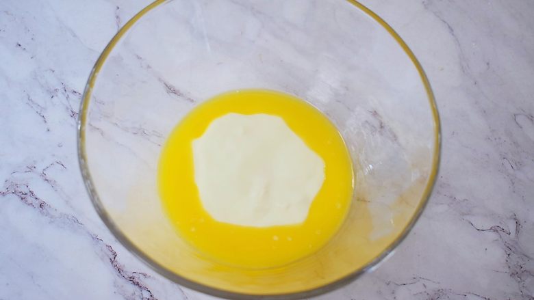 酸奶蛋糕（黄油版）,将黄油隔水融化成液体，再加入<a style='color:red;display:inline-block;' href='/shicai/ 885'>酸奶</a>，用手动打蛋器搅拌均匀