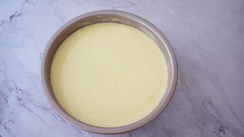 酸奶蛋糕（黄油版）,把拌匀的蛋糕糊倒入模具中，提起模具大力震几下，震出大气泡