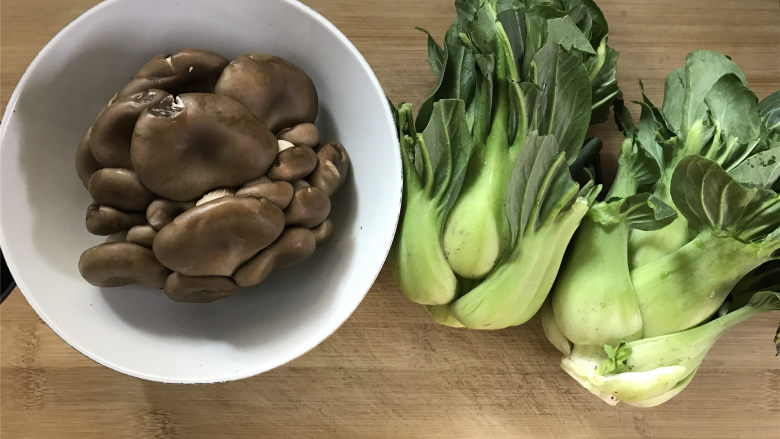  秀珍菇炒青菜,准备好材料。