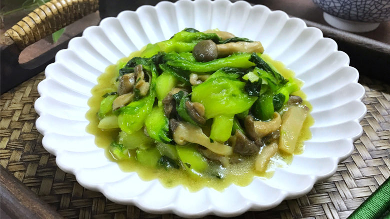  秀珍菇炒青菜,快手简单的一道菜，蔬菜比荤菜还好吃。