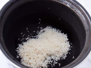 猪肉菜粥,把大米放入高压锅的内胆中
