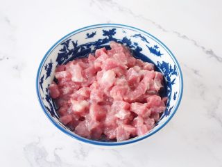 猪肉菜粥,将瘦肉洗净切成丁，加入料酒、淀粉、盐、食用油抓匀腌制备用