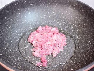 猪肉菜粥,锅中倒入适量的食用油烧热，放入瘦肉翻炒至变色变白