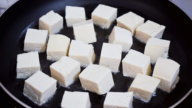 白菜豆腐,平底锅倒入适量的食用油烧热，放入豆腐