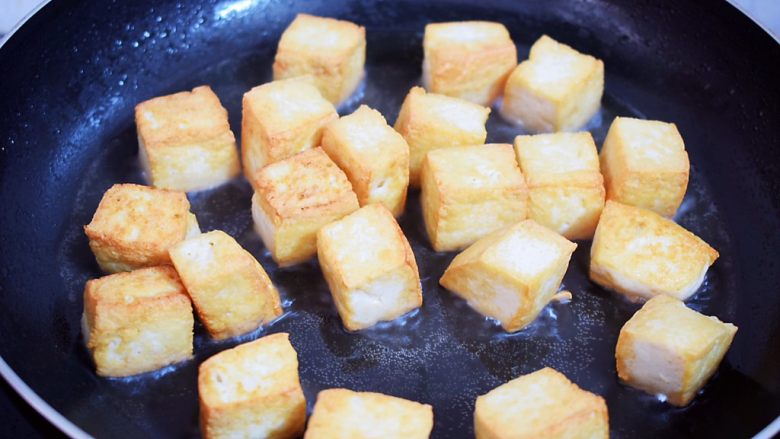 白菜豆腐,小火煎至六面金黄色