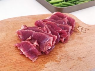 蒜苔炒牛肉,牛肉洗干净后切成薄片