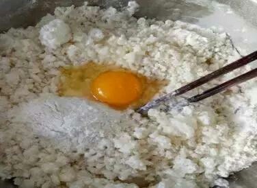 黄金萝卜丸子,加入一个鸡蛋，继续搅拌。