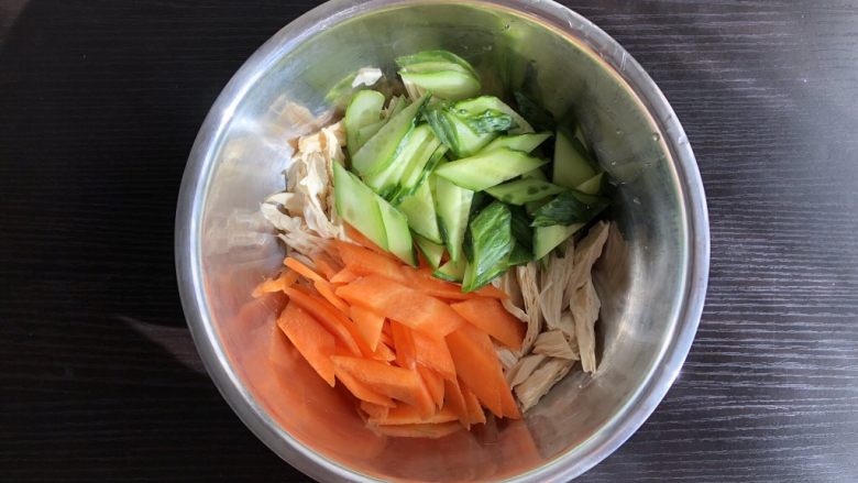 凉拌腐竹,将胡萝卜，黄瓜，腐竹倒入盆中