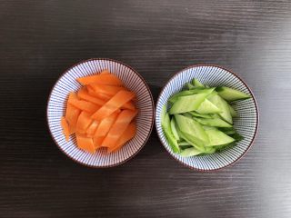 凉拌腐竹,胡萝卜，黄瓜洗净切片备用